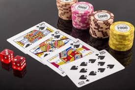 Membaca syarat bonus mingguan di ponsel